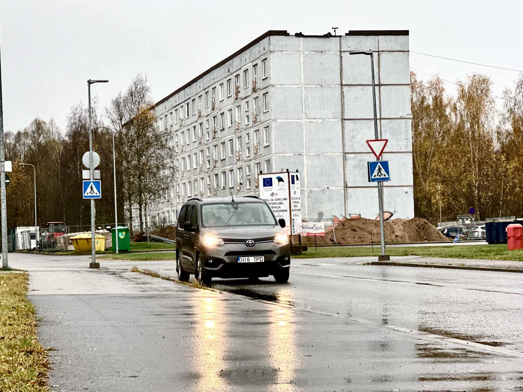 Vaade Talvepaleena tuntud Koreli 34 elamule Koreli-Luha ristmikult. Maja nimetati omal ajal ka goluboy dom na bolote (helesinine maja soos). Tegu on linna ainukese sellelaadse majaga. Esialgu pidi neid tulema kaks või kolm Raba tänava suunas. Koreli tänaval on teinegi hüüdnime saanud hoonetegrupp, mida kutsutakse Hiina müüriks. FOTOD: Kalev Annom
